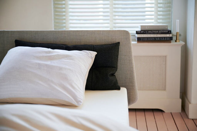 Essential mit Kopfteil stoffiert & motorischer Smart Base 3M Unterfederung