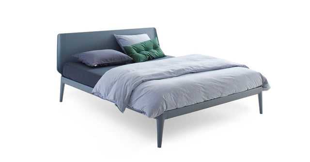 Bett Essential Lack Cool grey Ansicht mit Matratze, Bettdecke und Kissen